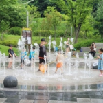 바닥분수에서 물놀이 하는 아이