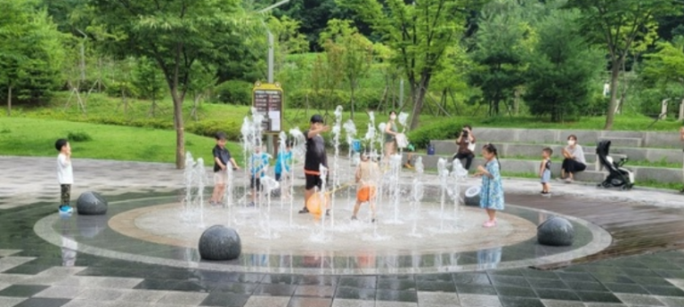 바닥분수에서 물놀이 하는 아이